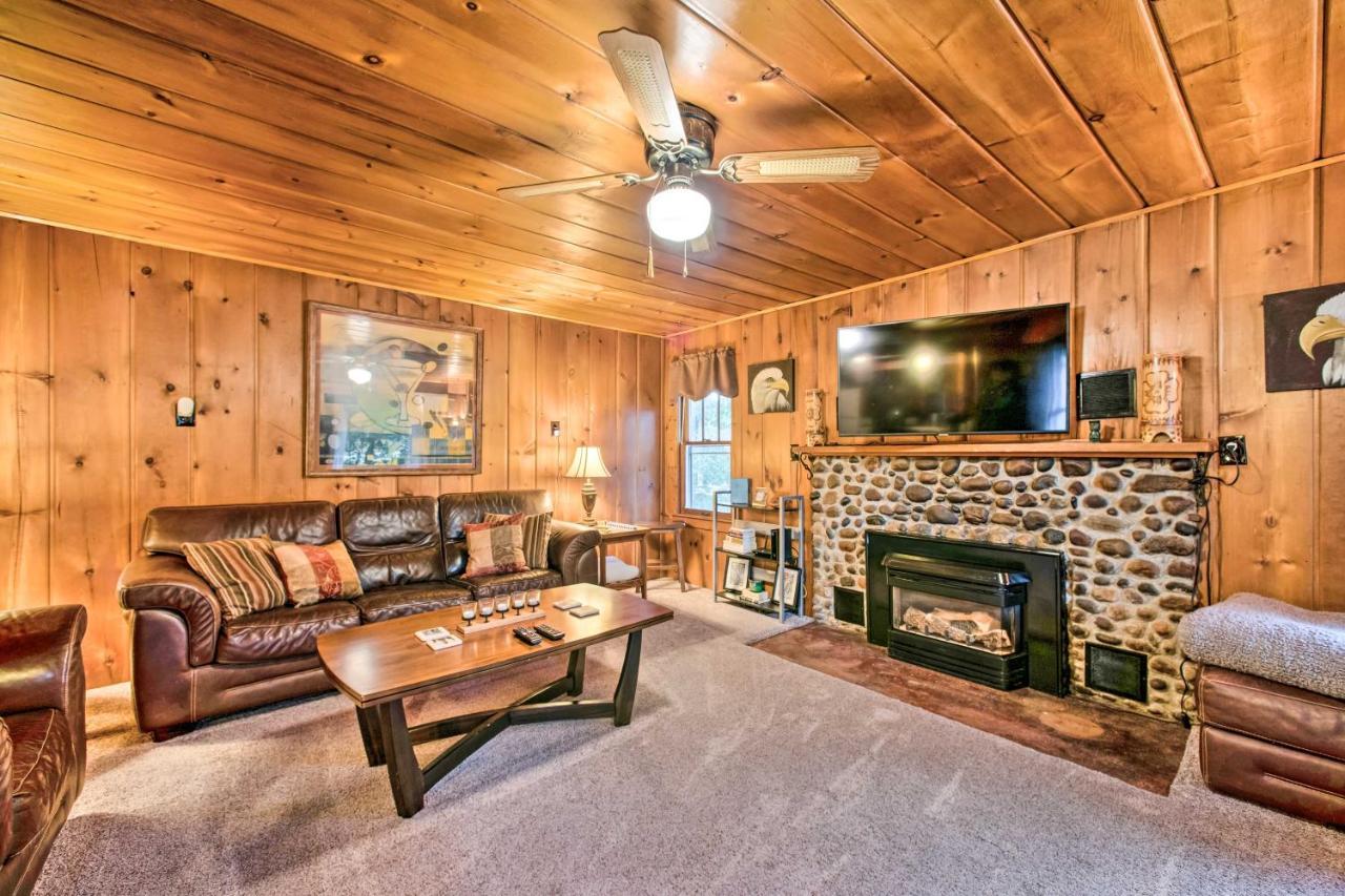 East Tawas Cabin With Deck, Backyard And Fire Pit! Exterior photo
