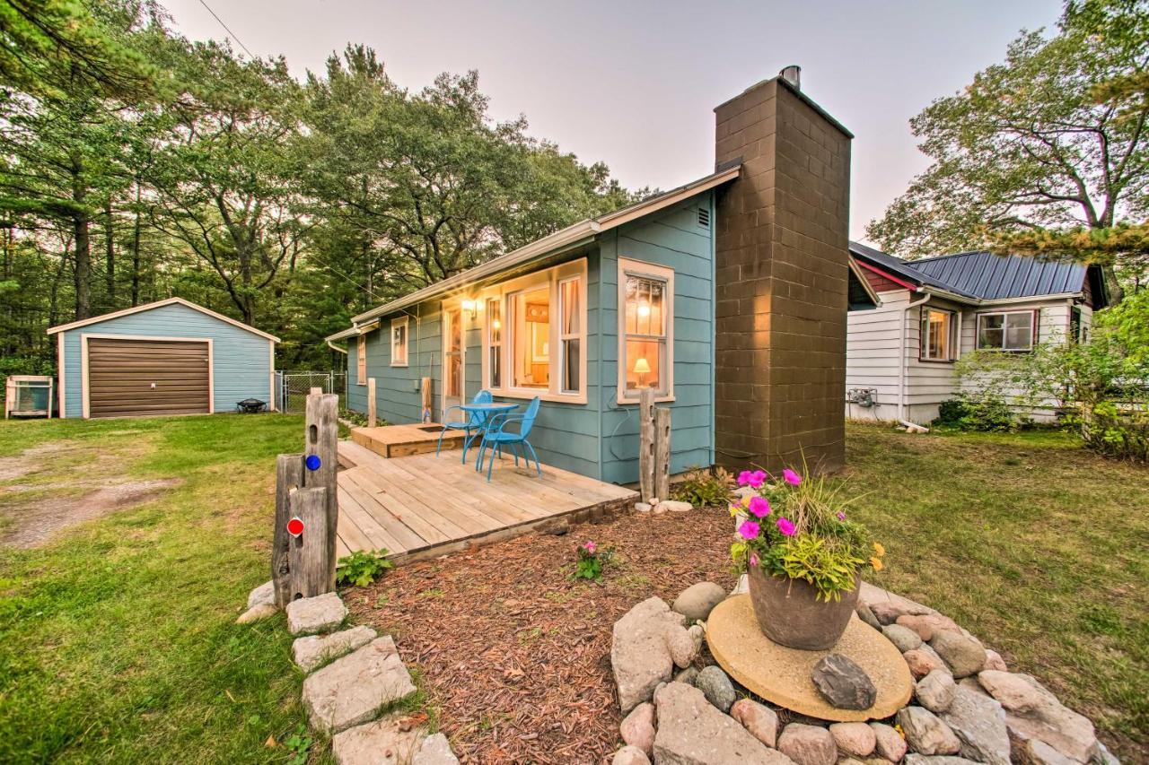 East Tawas Cabin With Deck, Backyard And Fire Pit! Villa Exterior photo