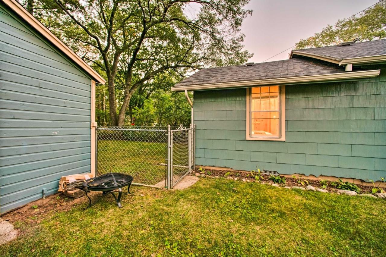 East Tawas Cabin With Deck, Backyard And Fire Pit! Villa Exterior photo