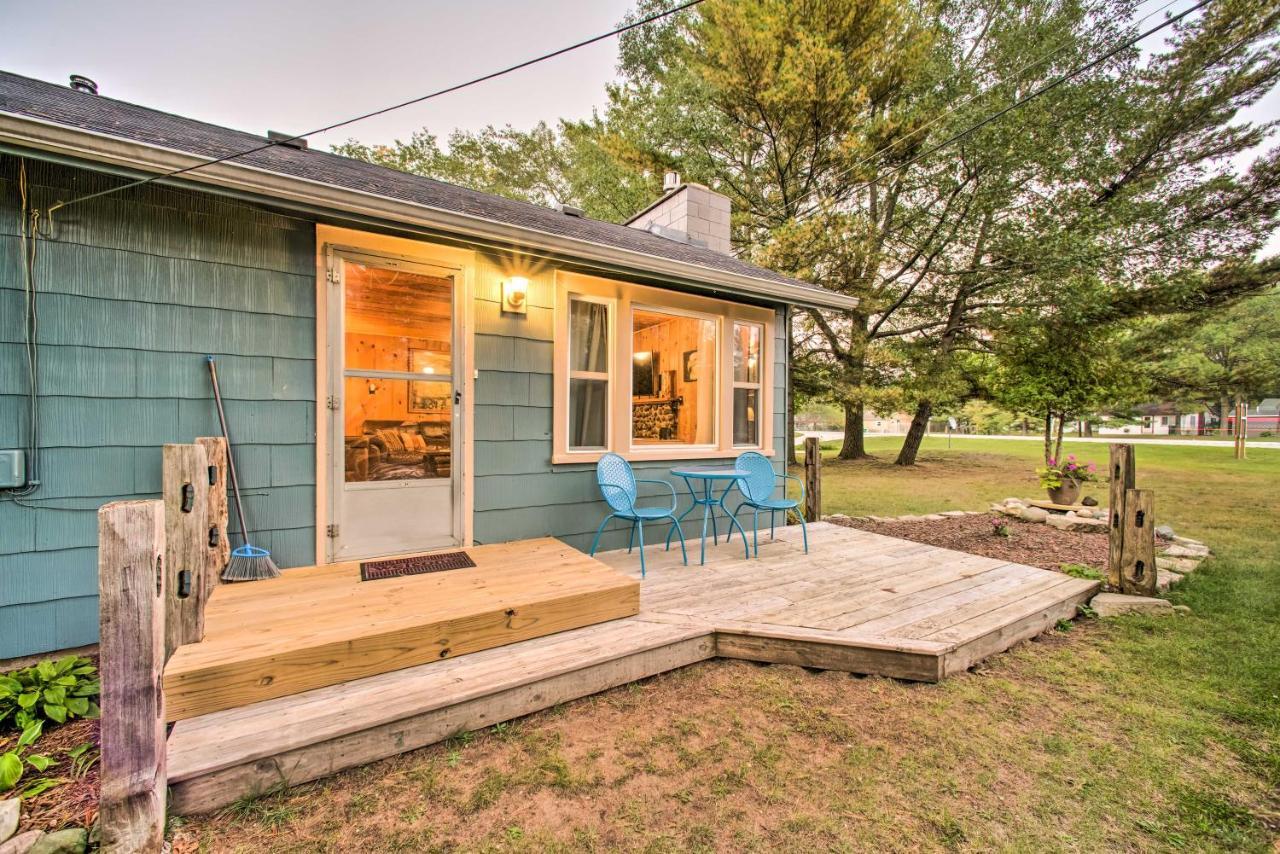 East Tawas Cabin With Deck, Backyard And Fire Pit! Villa Exterior photo