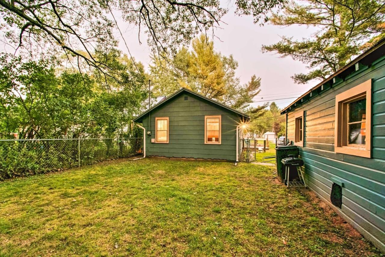 East Tawas Cabin With Deck, Backyard And Fire Pit! Villa Exterior photo